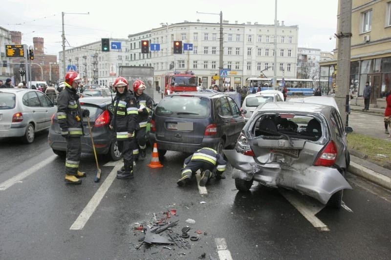 Pięć aut zderzyło się na pl. Legionów (ZDJĘCIA)