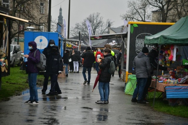 Od piątku 16 kwietnia, przez cały weekend w Radomiu odbywa się zlot Food Trucków. Znajdziemy tam przysmaki z całego świata. Food Trucki zatrzymały się na skwerze przy placu Jagiellońskim. W piątek można spróbować wielu smacznych potraw do godziny 21, w sobotę i niedzielę od 12:00 do 21:00.
>