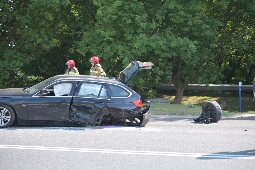 Zderzenie dwóch samochodów na ul. Warszawskiej w Grudziądzu. Od jednego oderwało się koło