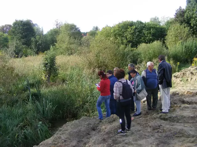 Urzędnicy oraz właściciele gruntów w Chybach w czasie wizji lokalnej