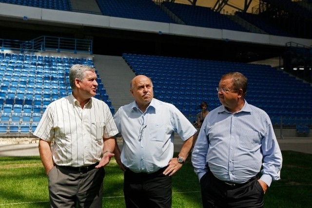 Od lewej: Stefan Antkowiak, Grzegorz Lato i Zdzisław Kręcina na Stadionie Miejskim w Poznaniu.