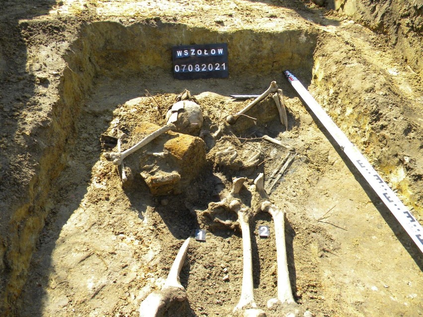 Członkowie Pracowni "Pomost" na jednym z pól w miejscowości Wszołów odnaleźli grób dwóch żołnierzy niemieckich poległych w styczniu 1945 r.