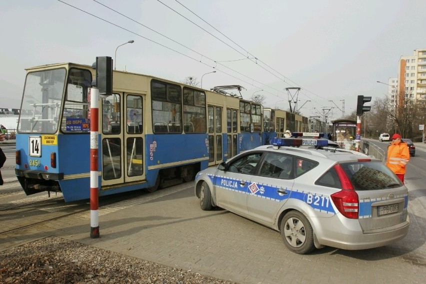 Wrocław: Tramwaj linii 20 potrącił kobietę. Wozy MPK kursują objazdami