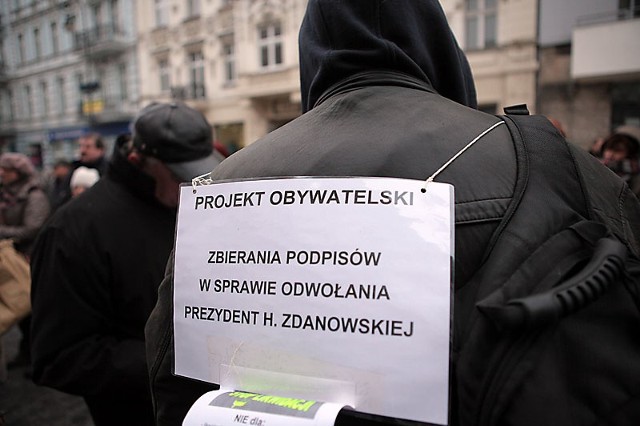 Manifestacja przeciw prezydent Hannie Zdanowskiej. Piotrkowska przed urzędem miasta.