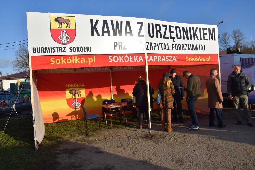 "Kawa z urzędnikiem" na targowicy. Burmistrz Sokółki rozpoczęła nowy cykl spotkań z mieszkańcami (zdjęcia)