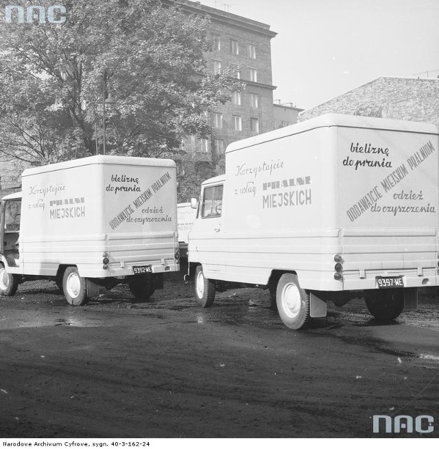 1970 r. Samochody Żuk z namalowanymi napisami reklamującymi usługi przedsiębiorstwa pralniczego. Nie tylko przewoziły pranie, ale i reklamowały