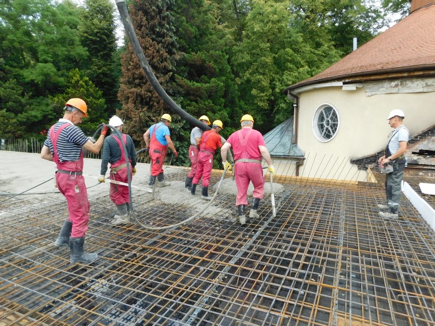 W spalonym Zakładzie Przyrodoleczniczym w Szczawnie-Zdroju wylano nowe stropy