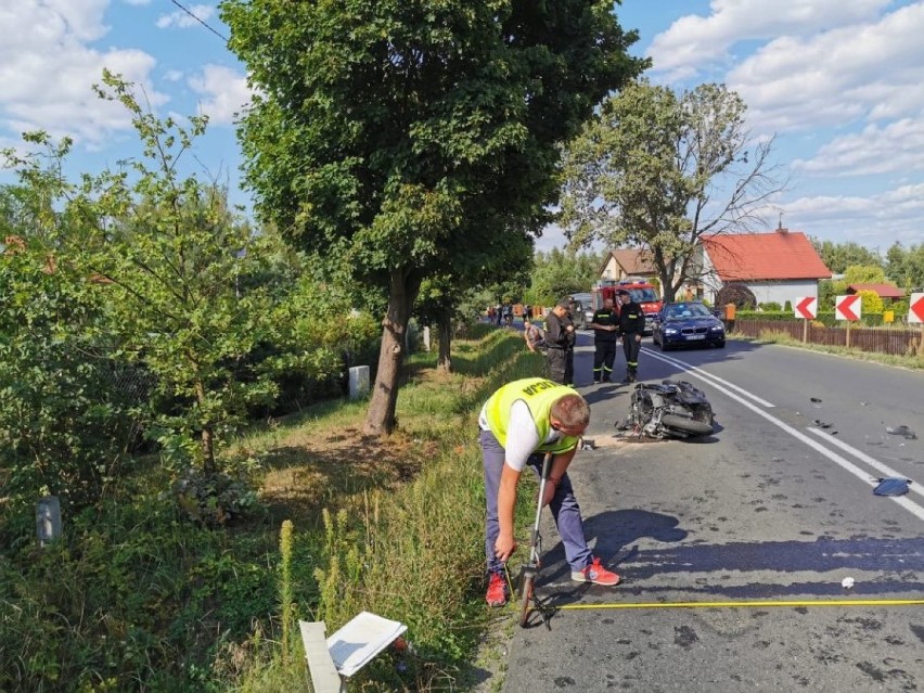 Motocyklista zginął w wypadku na drodze Sieradz-Brzeźnio (fot)