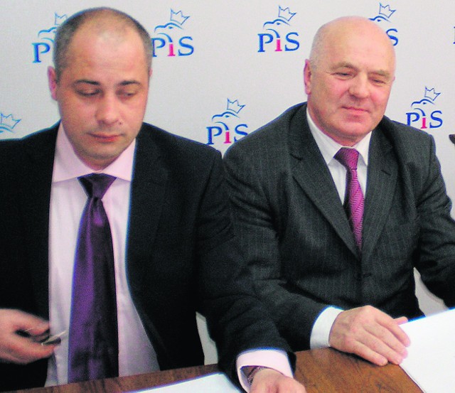 Poseł Jacek Pilch (z lewej) to jeden z założycieli stowarzyszenia "Polska jest najważniejsza". Edward Czesak nie widzi dla niego miejsca w Prawie i Sprawiedliwości