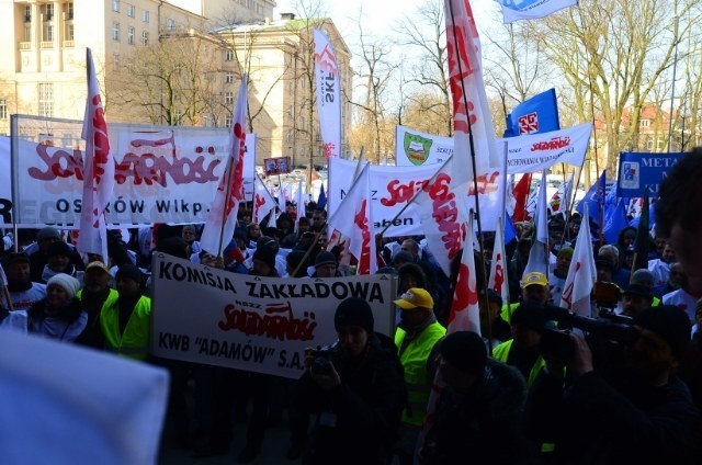 Związkowcy pikietują pod Urzędem Wojewódzkim