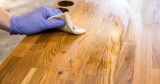 Jak pozbyć się rys z mebli drewnianych? Przetestuj domowe triki. Sprawdź, jak ukryć rysy na stole, szufladzie czy froncie szafki