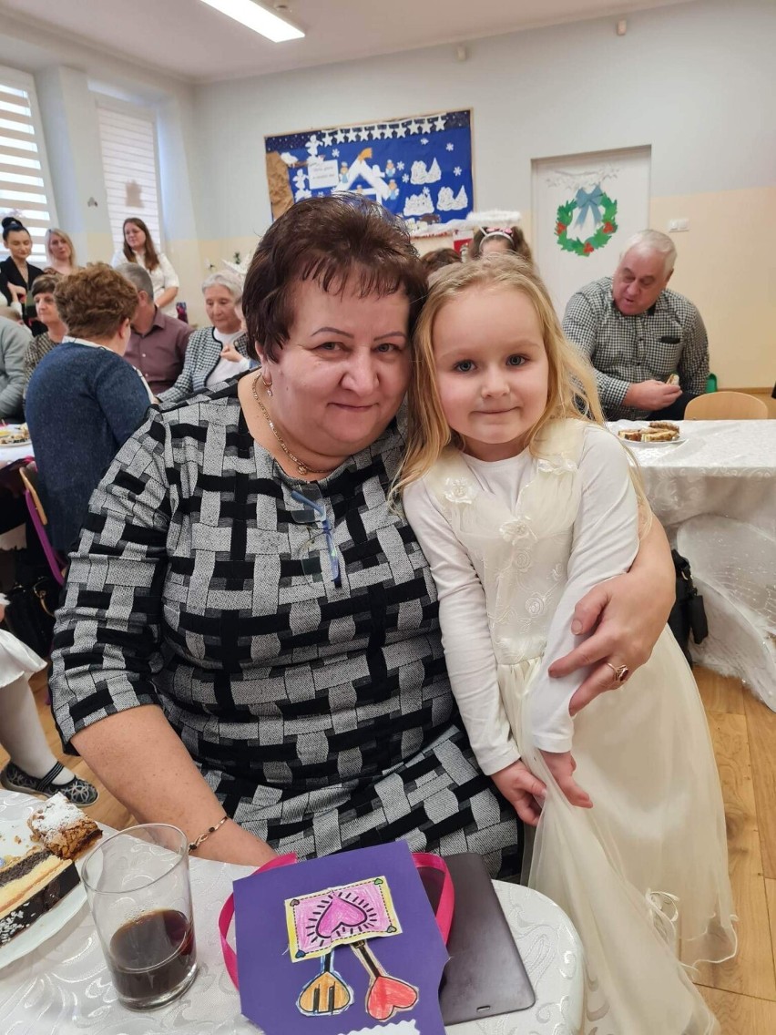 Przedszkolaki z Nowego Żmigrodu okazali miłość babciom i dziadkom