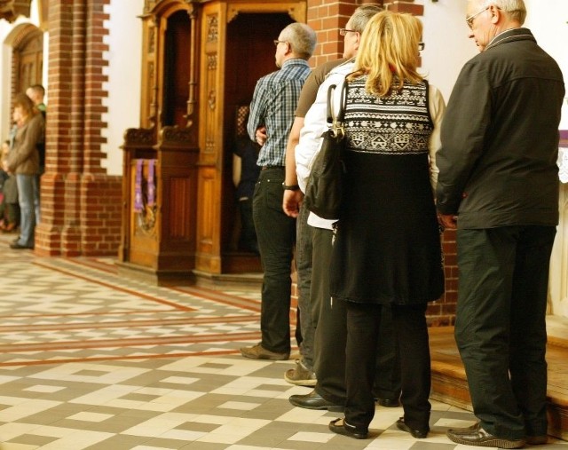 W kościele franciszkanów przy al. Kasprowicza we Wrocławiu do spowiedzi ustawiały się długie kolejki