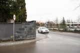 Kraków. Przy rogu ulicy Łokietka i Chabrowej postawiono ogrodzenie. Kierowcy narzekają [ZDJĘCIA]
