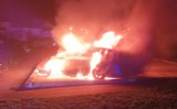 Podpalenie przyczyną nocnego pożaru mercedesa w Gdańsku Brzeźnie. Sprawę bada policja. Straty oszacowano na 170 tysięcy złotych 