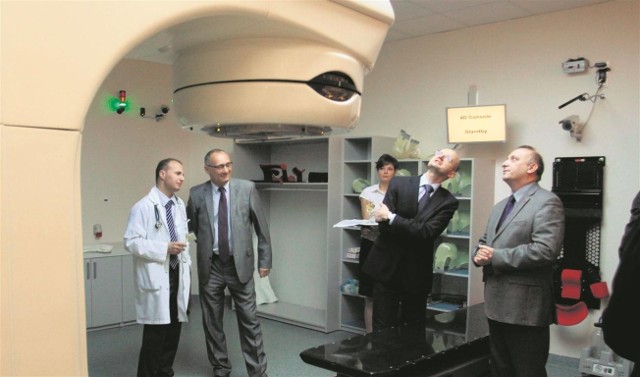 Od lewej - dr Rafał Dziadziuszko, prof. Jacek Jassem, szef Kliniki Onkologii i Radioterapii