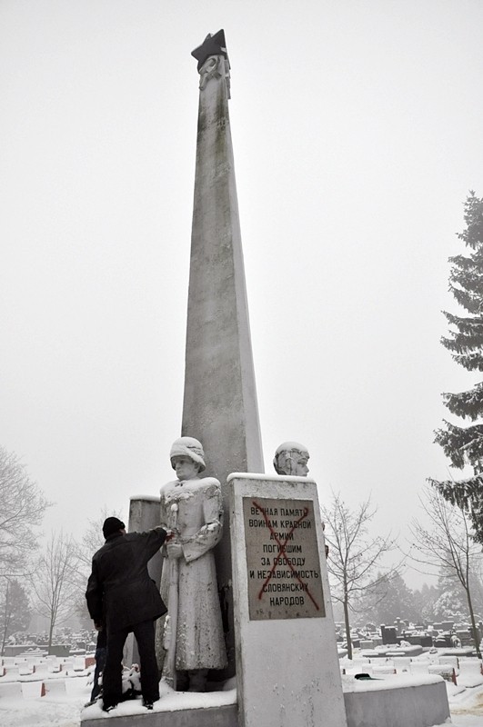 Pomnik Armii Czerwonej w Częstochowie oblany czerwoną farbą [ZDJĘCIA]