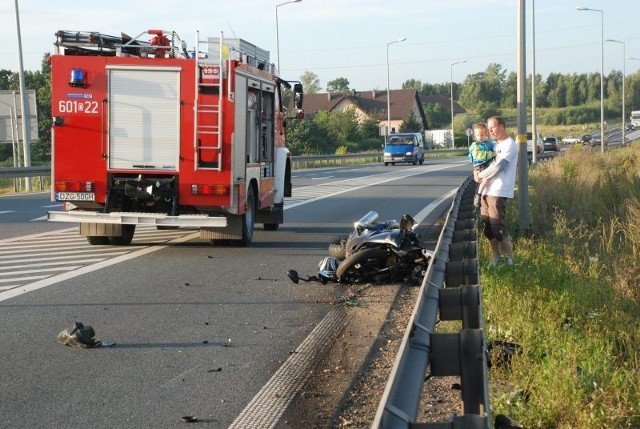 Dwie osoby ranne i kompletnie zniszczony motocykl to plon dzisiejszego wypadku w Jędrzychowicach