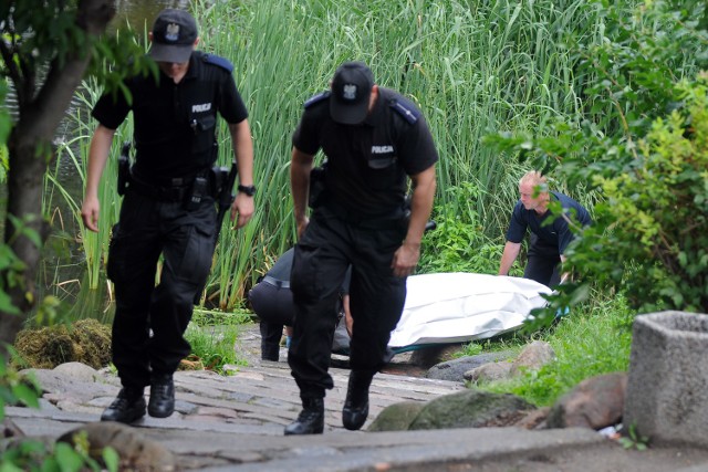 Policjanci pod nadzorem prokuratury wyjaśniają okoliczności śmierci 27-letniego mężczyzny, który utonął kąpiąc się w jeziorze w Osieku nad Wisłą.

O szczegółach zdarzenia przeczytasz na następnej stronie. Kliknij strzałkę w prawo na klawiaturze lub na zdjęciu.

***
Zobacz także materiał wideo: Tragedia w Półcznie. W jeziorze utonął 28-latek


