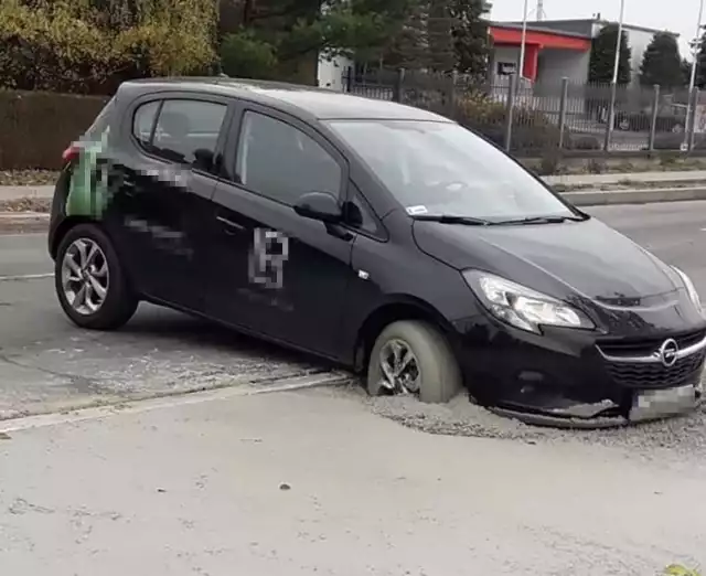 Kierowca opla wjechał w świeżo wylany beton.