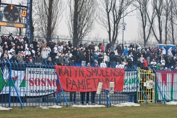 Kibice na meczu Ruch Chorzów - Legia Warszawa: &quot;Katyń, Smoleńsk. Pamiętamy!&quot; [ZDJĘCIA]