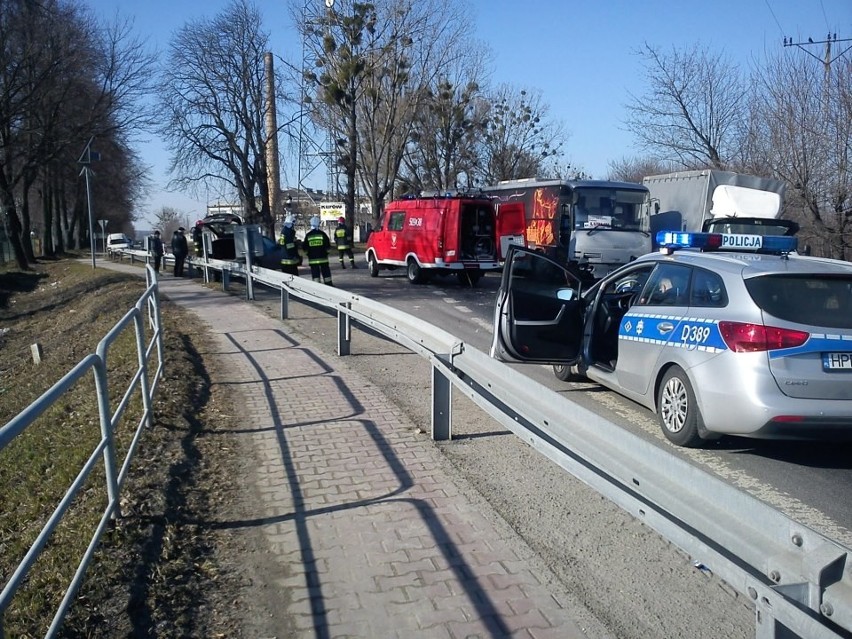 Wypadek w Kurowie: Zderzenie dwóch aut z autobusem