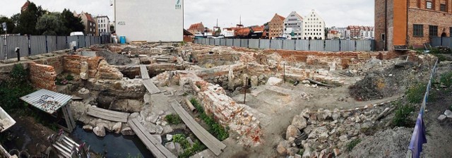 Pomiędzy gdańskimi ulicami Tokarską, Szeroką a Długim Pobrzeżem prowadzone są wykopaliska, poprzedzające budowę Ośrodka Kultury Morskiej Centralnego Muzeum Morskiego