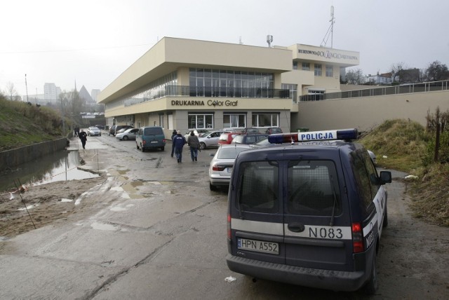 Policja na miejscu strzelaniny przed drukarnią na Suchaninie.