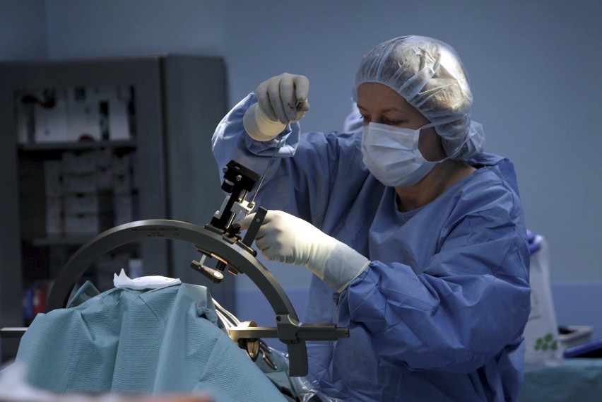 Lublin: Lekarze wszczepili pacjentowi elektrody do mózgu 