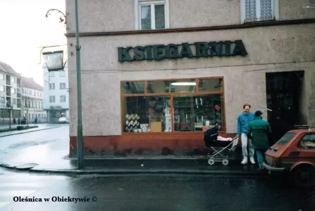 Księgarnia w Rynku

Księgarnia prowadzona przez państwa Kościelnych przez trzy dekady cieszyła się ogromną popularnością. W 2017 roku w jej miejscu powstała chrześcijańska kawiarnia "Pasja".