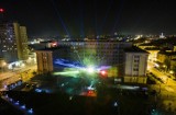 Niesamowity, widowiskowy laserowy pokaz na Dzień Niepodległości w Rzeszowie. Urząd wojewódzki "zaświecił" tysiącami barw [ZDJĘCIA]