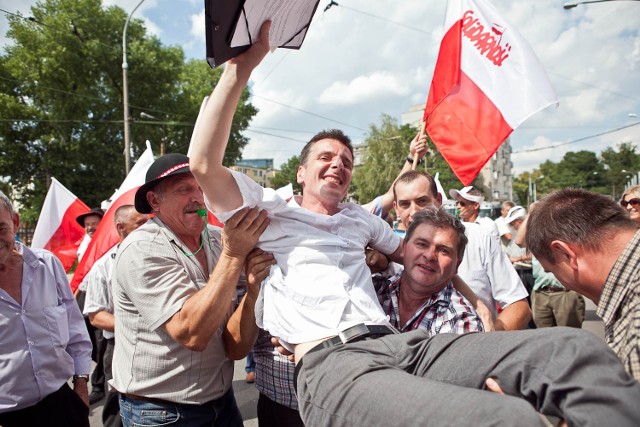 Latem związkowcy z PKS-ów nosili swojego dyrektora na rękach...