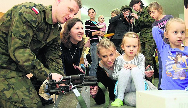 Dwa dni przed wigilią chore maluchy odwiedzili  lubelscy żołnierze. Było wspólne kolędowanie i pokaz  broni