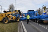 O włos od tragedii. Stalowe konstrukcje posypały się na drogę [ZDJĘCIA, WIDEO]