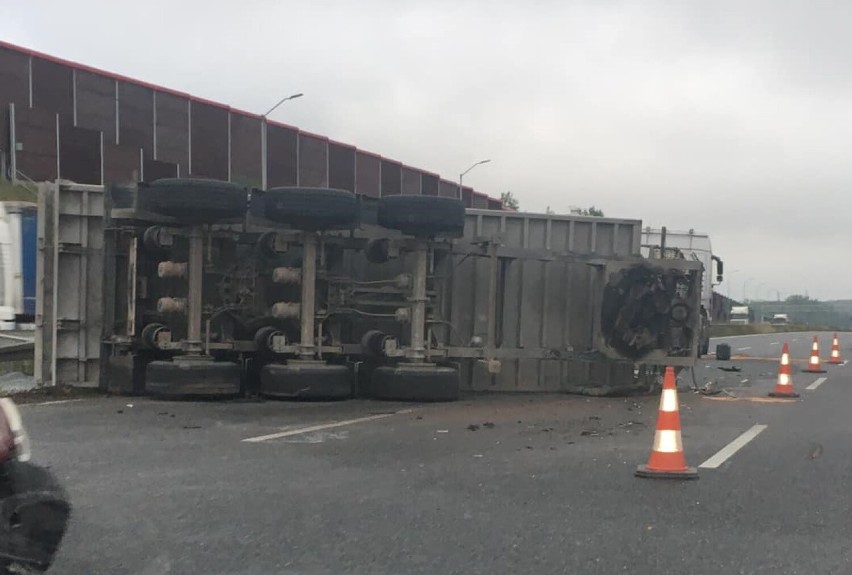 Ciężarówka przewróciła się na autostradzie A4 w Rudzie Śląskiej. Są utrudnienia!