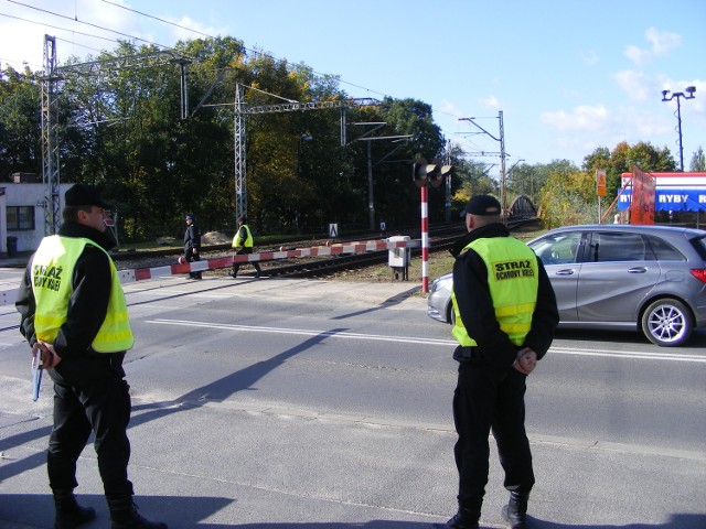 Patrol Straży Ochrony Kolei na poznańskiej Starołęce