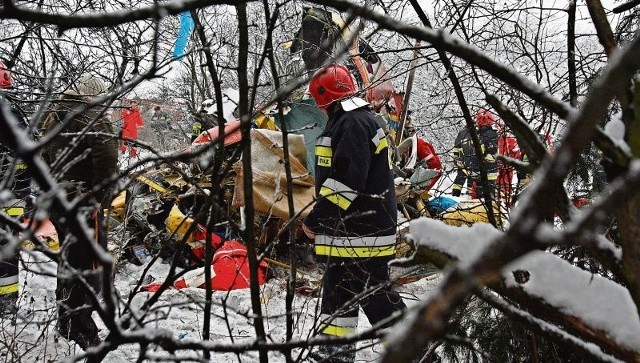 Helikopter runął w zarośla. Strażakom trudno było go odnaleźć, zwłaszcza że panowała gęsta mgła