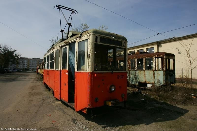 Cmentarzysko tramwajów we Wrocławiu. Zobacz jak niszczeją zabytki (ZDJĘCIA)