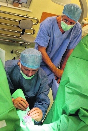 Od lewej: dr hab. Janusz Skowronek i prof. Jan Battermann podczas zabiegu wszczepiania implantów