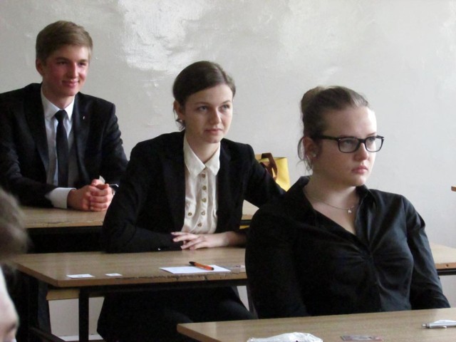 Maturzyści na chwilę przed egzaminem rozszerzonym z j. angielskiego.