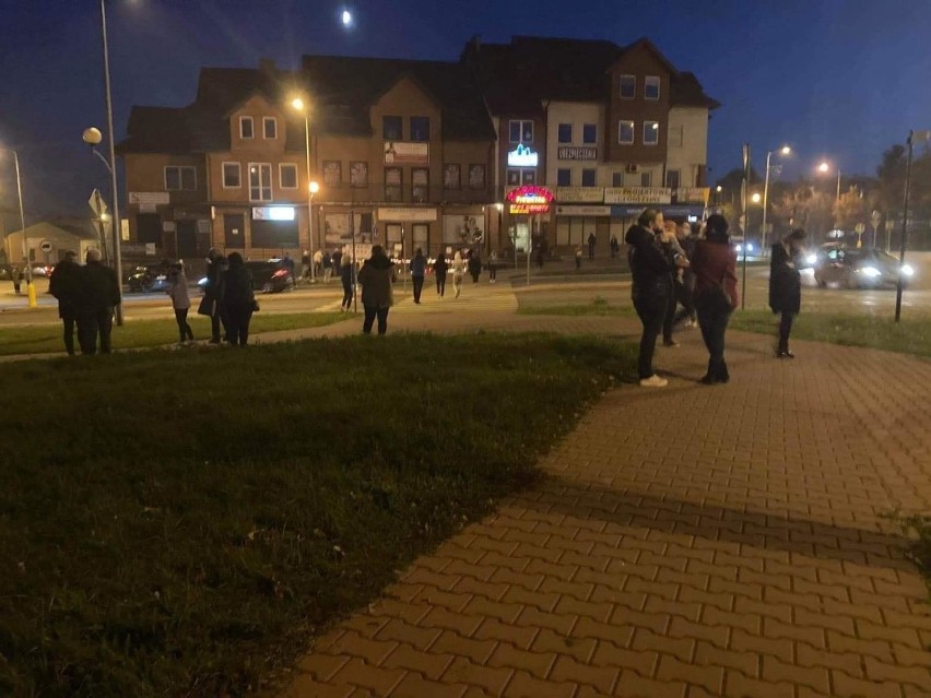 Protest po wyroku TK w Opocznie. Pod biurem posła PiS wciąż pojawiają się znicze i wieszaki [ZDJĘCIA]