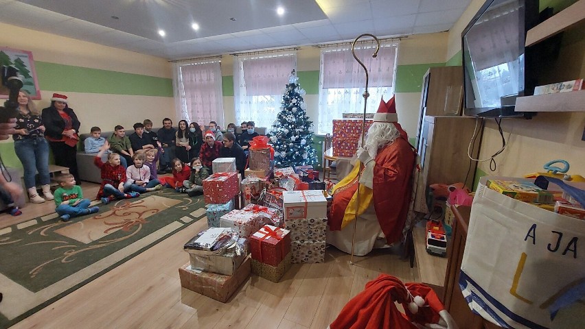 Finał akcji Pomocnik Świętego w Przemyślu. Mikołaj odwiedził Dom Dziecka oraz Specjalistyczny Ośrodka Wsparcia dla Ofiar Przemocy