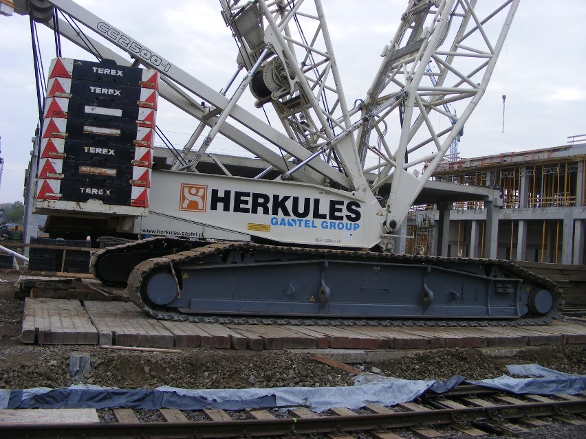 Dźwig Herkules potrafi podnieść 500 tonowy ciężar. Z soboty...