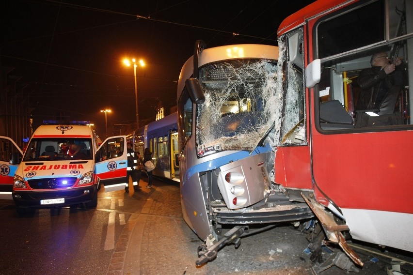 Wrocław: Zderzenie tramwajów na Kazimierza Wielkiego (ZDJĘCIA)