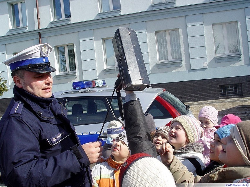 Wizyta pierwszoklasistów u policjantów [zdjęcia]