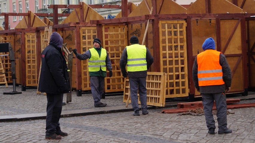 Jarmark Wielkanocny w Bydgoszczy rusza już w piątek. Na Starym Rynku trwa montaż straganów [zdjęcia]