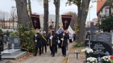 Ostatnie pożegnanie ks. Romana Skwiercza: w Pucku odbył się pogrzeb kaszubskiego kapelana i gawędziarza | ZDJĘCIA, WIDEO