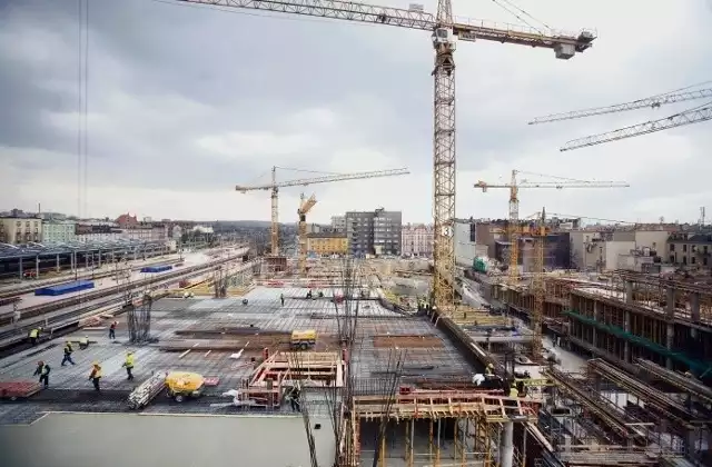 Na placu Szewczyka w Katowicach powstają nowa hala dworca, galeria handlowa, a także podziemny dworzec autobusowy. Pod całym kompleksem będzie też biegł tunel, a w nim kilkupasmowa ulica Dworcowa. Cała inwestycja oszacowana jest na około 1 mld zł.