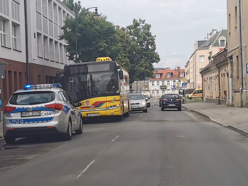 Na Stodólnej we Włocławku: zderzenie autobusu MPK z osobówką. Kierowca poszkodowanego auta uciekł z miejsca zdarzenia [zdjęcia]