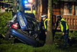 Podhale. Nocny wypadek na zakopiance. Auto wjechało w drzewo. Jedna osoba została ranna 